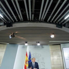 El portavoz del Gobierno, Íñigo Méndez de Vigo, durante la rueda de prensa ofrecida hoy al término de la reunión del Consejo de Ministros que se ha celebrado en Moncloa. EFE/Ángel Díaz