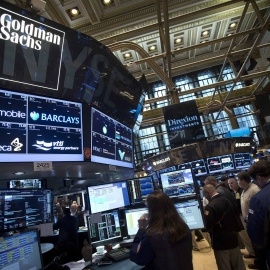 Un panel del banco Goldman Sachs en la bolsa de Wall Street. REUTERS