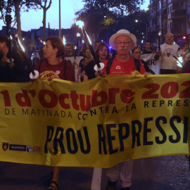 Una cinquantena de manifestants convocats pels CDR marxen des de Badalona fins a Barcelona pel sisè aniversari de l'1-O.