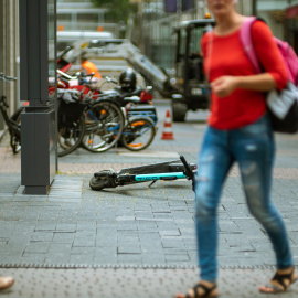 Patinete caído en la calle / Mika Baumeister