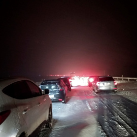 Vehículos retenidos en la autopista AP-6 entre el kilómetro 42 y el 80, entre los municipios de San Rafael y Villacastín, por la fuerte nevada del día de Reyes. EFE/Delfin Garcia