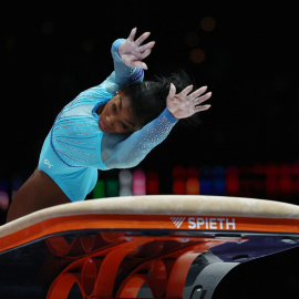 Simone Biles durante su ejercicio en el primer día del Mundial de Amberes.