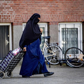 Una mujer viste un burka en Rotterdam. EFE