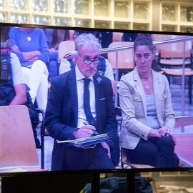 Vista de un monitor de la sala de prensa de la Audiencia de Lleida, durante el juicio por un delito de estafa a Fernando Blanco (i) y Margarita Garau (d). / EFE - ADRIÁN ROPERO