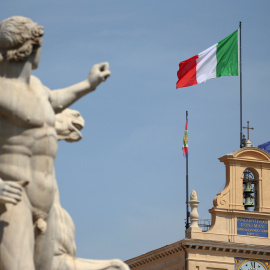 La bandera de Italia sobre el Palacio Quirinal, la sede de la Presidencia de la República, en Roma. REUTERS/Tony Gentile