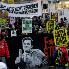 Imagen de la manifestación en Viena contra el gobierno de coalición ultra. Las pancartas amarillas dicen, en aleman, "No dejes que los nazis reinen". REUTERS/Heinz-Peter Bader