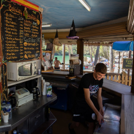 24/08/2022. Un camarero trabajando en el kiosko de comida y bebida del embalse de Bolarque, a 20 de agosto, en Guadalajara, Castilla La-Mancha, (España).