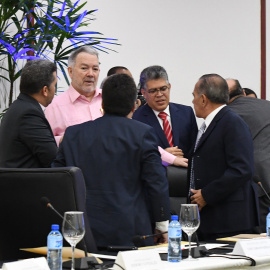 El ministro venezolano de Educación, Elías Jaua (2-d), acompañado por el exembajador ante la OEA Roy Chaderton (2-i) mientras conversan con los líderes opositores Eudoro González (i), Luis Carlos Padilla (c) y Manuel Rosales (d), durante un