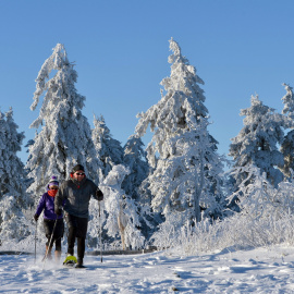 Dos personas caminan con raquetas de nieve en la montaña Grosser Feldberg, en la región de Taunus, en Schmitten (Alemania). EFE / EPA / ARNE Dedert