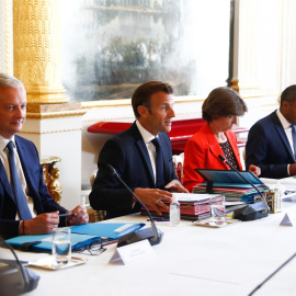 El presidente francés Emmanuel Macron, el ministro de Economía Bruno Le Maire, la ministra de Relaciones Exteriores Catherine Colonna, el ministro de Educación francés Pap Ndiaye y la ministra de Cultura francesa Rima Abdul Malak asisten al