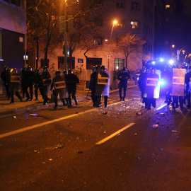 Mossos d'Esquadra al carrer Muntaner de Barcelona durant una manifestació contra l'empresonament de Pablo Hasel.