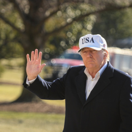 El presidente de EUU, Donald Trump, en los jardines de la Casa Blanca, tras un regreso de la residencia de Camp David. REUTERS/Mary F. Calvert