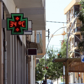 Un termòmetre marca 34 graus de temperatura a Móra d'Ebre, en una imatge d'arxiu