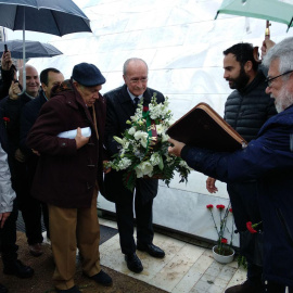 El alcalde de Málaga, Francisco de la Torre, desposita un ramo de flores en el monumento de la pirámide que preside el cementerio de San Rafael en honor a todas las víctimas de la Guerra Civil.