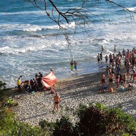 Equipos de emergencia, realizado labores de reanimación a un hombre que finalmente murió tras ahogarse en la Platja de la Móra (Tarragona) el pasado 28 de julio. FOTO J.J.