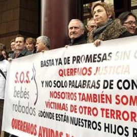 La asociación SOS Bebes Robados durante una concentración. EFE