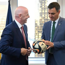 El presidente del Gobierno en funciones, Pedro Sánchez (d), y el presidente de la FIFA, Gianni Infantino en Nueva York el 20 de septiembre de 2023.