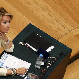 La portavoz del PP en el Ayuntamiento de Madrid, Esperanza Aguirre, en su escaño en el pleno municipal, durante la sesión de investidura.. REUTERS/Andrea Comas