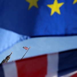 Banderas de la UE y de Reino Unido cerca del Parlamento Britçánico, en Londres, en una manifestación anti-Brexit. EFE/EPA/Hollie Adams