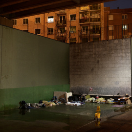 Un grupo de personas sin hogar pasan la noche al raso en un frontó en el barrio de Rekalde, en Bilbao. REUTERS/Vincent West