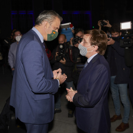 El alcalde de Madrid, José Luis Martínez Almeida (d), conversa con el diputado de Vox, Javier Ortega Smith