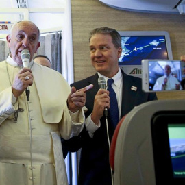 El papa Francisco (i) charla con periodistas a bordo del vuelo hacia Chile hoy, 15 de enero de 2018. /EFE