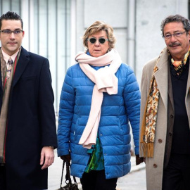 La senadora del PP y exalcaldesa de Cartagena Pilar Barreiro,c.,acompañada de sus abogados a su llegada a la sede del Tribunal Supremo donde declara en calidad de investigada en el caso Púnica por utilizar presuntamente fondos públicos para