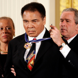 El presidente de EEUU, George W. Bush, coloca la Medalla de la Libertad a Mohamed Ali/Cassius Clay, en la Casa Blanca, el9 de noviembre de 2005. REUTERS/Kevin Lamarque