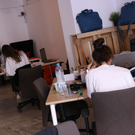 Dues treballadores en una oficina de 'coworking' al districte del 22@, al barri del Poblenou de Barcelona, en una imatge d'arxiu