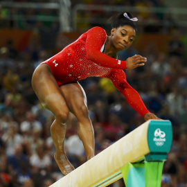 Simone Biles, durante la final de aparatos de gimnasia artística. REUTERS/Mike Blake