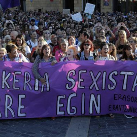 cabecera de la concentración en protesta por una agresión sexual grupal a una joven de 18 añosen Bilbao. EFE/Luis Tejido