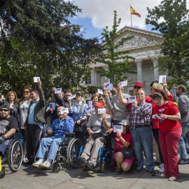 Miembros del Comité Español de Representantes de Personas con Discapacidad (Cermi), durante la concentración convocada frente al Congreso  para exigir el derecho al voto para todas las personas con discapacidad. EFE/Emilio Naranjo