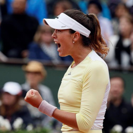 La tenista española Garbiñe Muguruza vence a Serena Williams en la final de Roland Garros. EFE/ETIENNE LAURENT