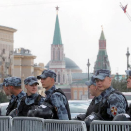 Policías rusos en plenas labores de vigilancia en el centro de Moscú. (MAXIM SHIPENKOV | EFE | EPA)