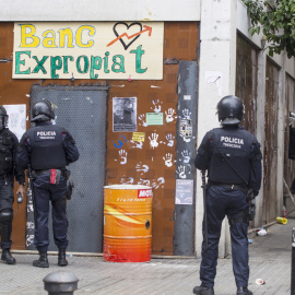 Los Mossos d'Esquadra han entrado este sábado en el llamado 'Banc Expropiat' para desalojar a los cinco okupas que han logrado volver a entrar en el local. EFE/Quique García