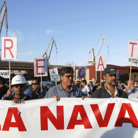 Los trabajadores de La Naval parten desde el astillero en una manifestación para reclamar el 'rescate' de la empresa. EFE/ Luis Tejido