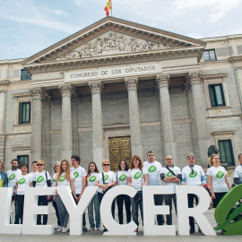 Miembros del Pacma con su proposición de ley contra el maltrato animal.