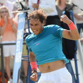 Rafael Nadal celebra el punto que le ha dado la victoria en Stuttgart contra el serbio Viktor Troicki. EFE/EPA/MARIJAN MURAT