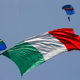 Dos paracaidistas del Ejército italiano descienden con una bandera del país, en un desfile militar con motivo del Día de la República, en Roma. REUTERS/Tony Gentile