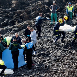 Efectivos policiales en la playa Bastián de Costa Teguise, en lanzarote,  donde siete inmigrantes magrebíes han fallecido y otros dos se encuentran en estado crítico tras encallar una patera. EFE/ Javier Fuentes