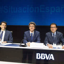 El economista jefe del Grupo BBVA, Jorge Sicilia (c), junto al responsable de Análisis Macroeconómico de BBVA Research, Rafael Doménech (i), y el economista jefe para España en BBVA Research, Miguel Cardoso (d), durante la presentación de u