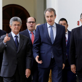 El expresidente del Gobierno, José Luis Rodríguez Zapatero, con miembros de la oposición en Vanezuela, durante su visita a Caracas. E.P.