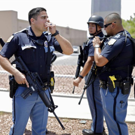 La policía tras durante un tiroteo activo en un Walmart en El Paso. EFE/EPA/IVAN PIERRE AGUIRRE