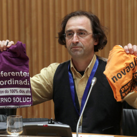 Xesús Domínguez, portavoz de la coordinadora de plataformas de afectados por las preferentes en Galicia, durante su comparecencia ante la Comisión de investigación de la crisis financiera, en el Congreso de los Diputados. EFE/Zipi