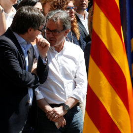 El presidente de CDC, Artur Mas, y el president de la Generalitat, Carles Puigdemont, en la presentación de las candidaturas de la formación. REUTERS