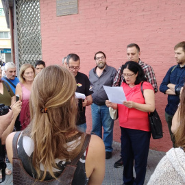 Lectura del manifiesto en el lugar de la memoria dedicado a Manuel José García Caparrós. / MARÍA SERRANO