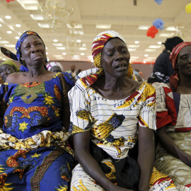 Madres de las niñas Chibok lloran durante su reunión con el presidente Muhammadu Buhari en la villa presidencial en Abuja, Nigeria, 14 de enero de 2016. REUTERS / Afolabi Sotunde