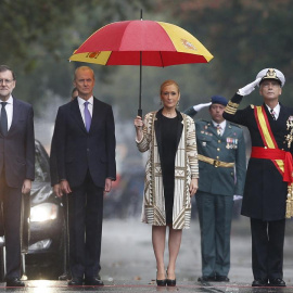 La presidenta de la Comunidad de Madrid, Cristina Cifuentes, junto al presidente del Gobierno, Mariano Rajoy (i), en un desfile del 12 de octubre. Archivo EFE