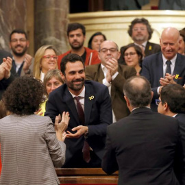 El nuevo presidente del Parlament, Roger Torrent (centro), recibe la felicitación de sus compañeros tras ser elegido durante la sesión constitutiva del Parlamento catalán de la XII legislatura. | EFE