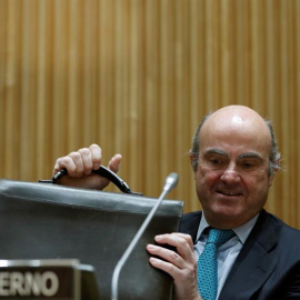 El ministro de Economía, Industria y Competitividad, Luis de Guindos, momentos antes de comparecer en la Comisión de investigación de la crisis financiera y rescate bancario, celebrada el martes en el Congreso de los Diputados de Madrid. EF